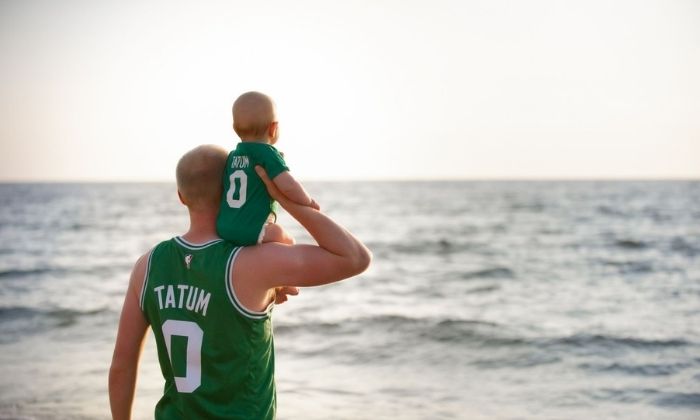 Svenjas Mann Nils und ihr Sohn Ole am niederländischen Strand. © Svenja Kretschmer